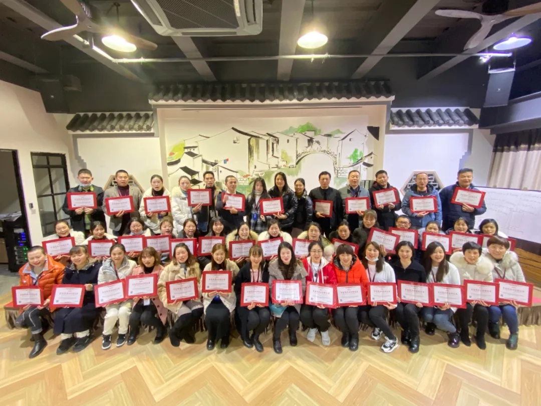 學(xué)習(xí)成長！歡樂同行！第143屆導(dǎo)購精英班，28家門店51位同學(xué)順利結(jié)業(yè)啦！